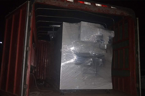 重慶客戶SMT設(shè)備專(zhuān)車(chē)送貨，貨到上門(mén)安裝調(diào)試