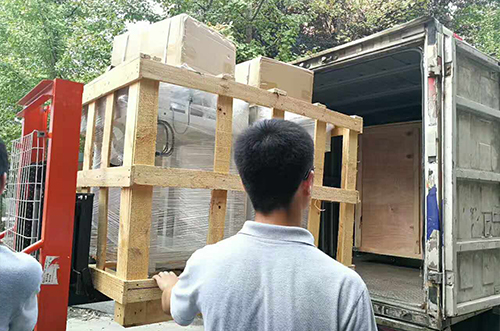 鎮(zhèn)江客戶SMT設(shè)備專車送貨，貨到上門安裝調(diào)試