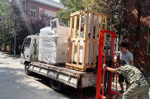 常熟客戶SMT設(shè)備專車送貨，貨到上門安裝調(diào)試