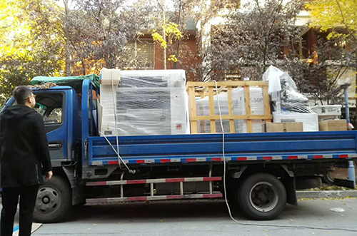 丹陽(yáng)客戶SMT設(shè)備專車送貨，貨到上門安裝調(diào)試